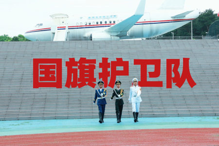 以我青春热血，护卫国旗荣耀