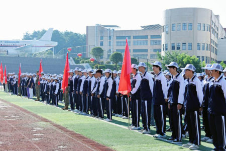军魂铸就青春 意志磨砺未来——2025级新生军训开训仪式隆重举行