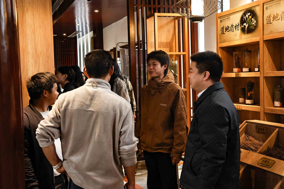 党建引领促实践 技能赋能振乡村——贵州永华技工学校城轨、民音专业师生赴普渡半岛开展实践教学