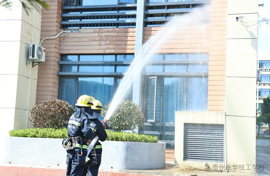 筑牢校园“防火墙”，守护平安生命线——贵州永华技工学校顺利开展消防应急疏散逃生演练