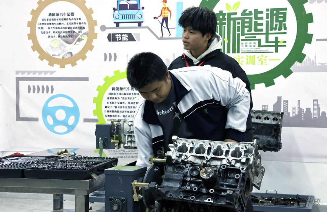 大学毕业生 “回炉” 读技校：是浪费资源，还是明智选择？